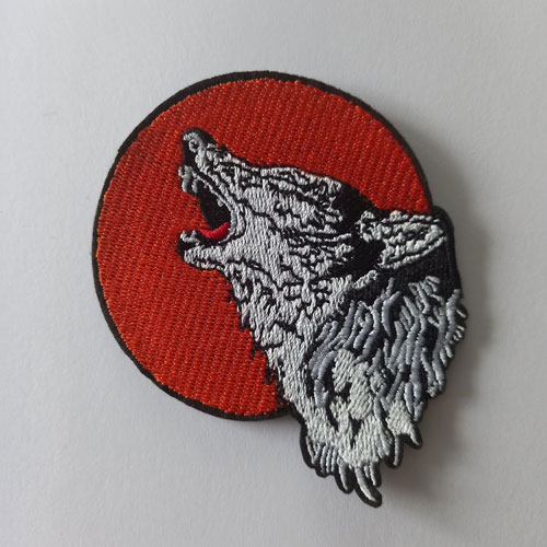 broderie à l'éffigie d'un loup hurlant